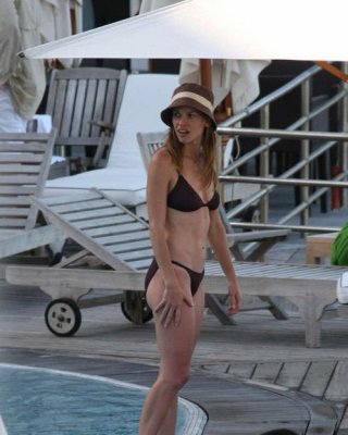 Hilary Swank zeigt ihre Titten im durchsichtigen Kleid und Bikini-Posing
 #75432250