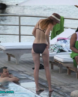 Hilary Swank zeigt ihre Titten im durchsichtigen Kleid und Bikini-Posing
 #75432257