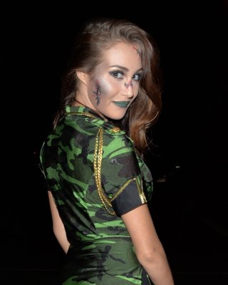 Chloe goodman zeigt ihren Arsch und ihr Dekolleté in einem knappen Militär-Zombie-Co
 #75182505