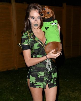 Chloe goodman zeigt ihren Arsch und ihr Dekolleté in einem knappen Militär-Zombie-Co
 #75182554