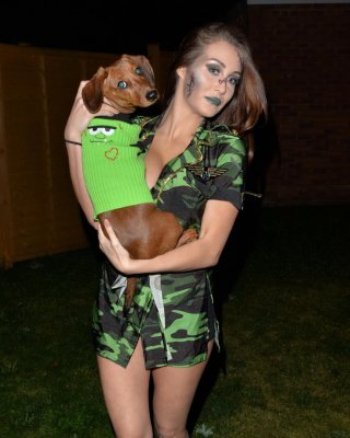 Chloe goodman zeigt ihren Arsch und ihr Dekolleté in einem knappen Militär-Zombie-Co
 #75182557