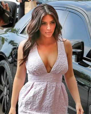 Kim Kardashian zeigt riesiges Dekolleté beim Einkaufen in Calabasas
 #75201223