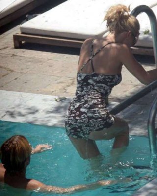 Jessica simpson posiert im Bikini im Pool und Nippelslip-Bilder
 #75431427