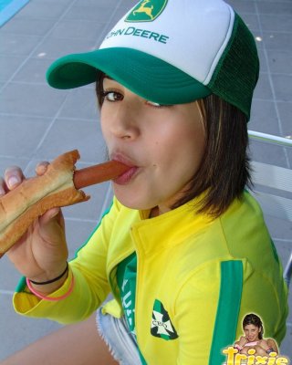 Achtzehn Jahre alt trixie teen stripping während essen frankfurter
 #78781632