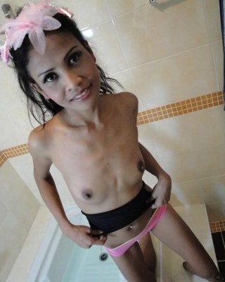 タイの美女インディヤが花びら風呂に入るために裸になる
 #69747209