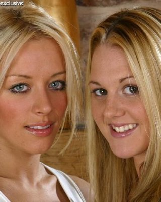 Zwei blonde lesbische Teens machen sich auf dem Teppich schmutzig
 #74092443