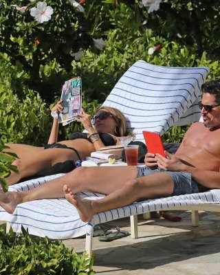 Sofia Vergara Showing Her Juicy Ass In Black Bikini Poolside In Hawaii