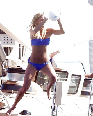 Bar Refaeli zeigt ihren fantastischen Arsch im blauen Bikini und spielt am Strand
 #75289908