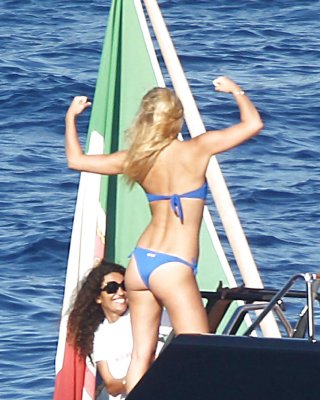 Bar Refaeli zeigt ihren fantastischen Arsch im blauen Bikini und spielt am Strand
 #75289929