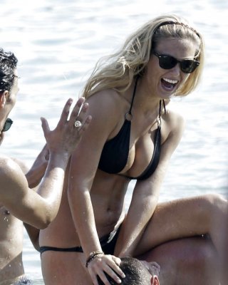 Bar Refaeli zeigt ihren fantastischen Arsch im blauen Bikini und spielt am Strand
 #75289957