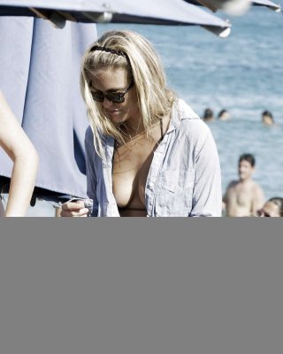 Bar Refaeli zeigt ihren fantastischen Arsch im blauen Bikini und spielt am Strand
 #75290419