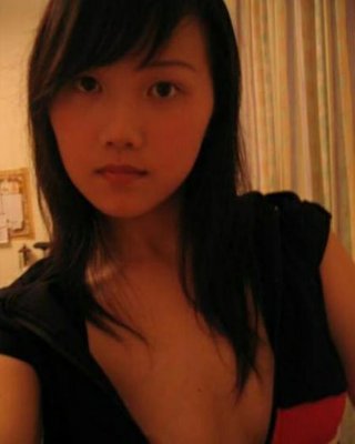 Asiatische Teenie-Mädchen posieren und ficken vor der Kamera 8
 #68348020