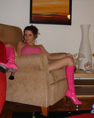 Kalee zeigt ihr rosa Minikleid
 #67770616