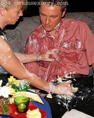 Riesige betrunkene Essen und Sex-Party im Nachtclub
 #76656592