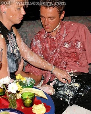 Riesige betrunkene Essen und Sex-Party im Nachtclub
 #76656607