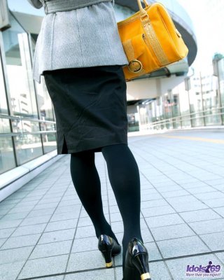 Mariko legt sich hin und zeigt hervorragenden Arsch
 #69851934