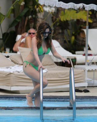 Kelly Brook Showing Off Her Curvy Bikini Body At The Pool In Miami