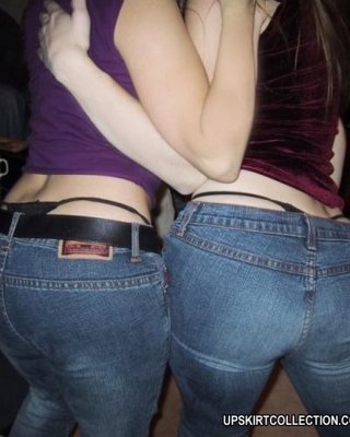 Fröhliche Gadgets bücken sich gerne in engen Jeans
 #73182597