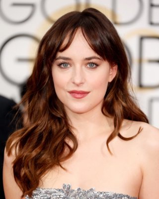 Dakota Johnson vollbusig in einem trägerlosen Kleid bei der 72nd annual golden globe a
 #75174961