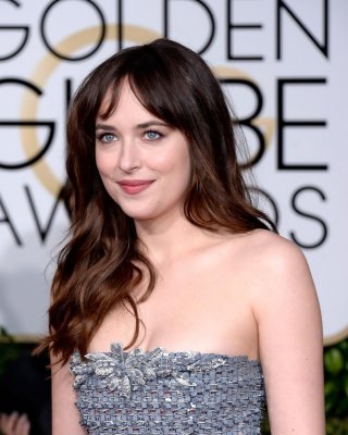 Dakota Johnson vollbusig in einem trägerlosen Kleid bei der 72nd annual golden globe a
 #75174964