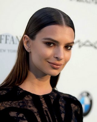 Emily ratajkowski braless trägt schwarzes durchsichtiges Kleid bei der 2015 tom ford colle
 #75172023