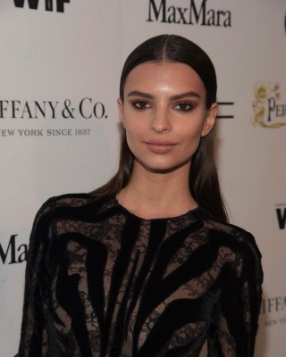 Emily ratajkowski braless trägt schwarzes durchsichtiges Kleid bei der 2015 tom ford colle
 #75172027