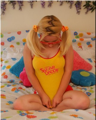 Vollbusiges blondes Teenie mit Retro-Brille
 #77186095
