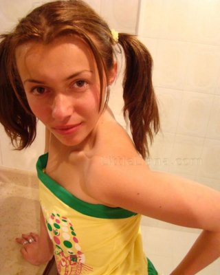 Pigtail teen babe mit freundin haben spaß zusammen
 #79018892