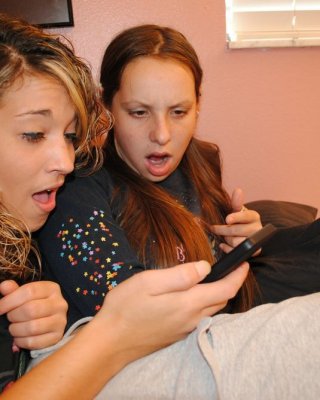 Zoe rae und zwei teens streicheln einen großen schwanz handjob 
 #68379817