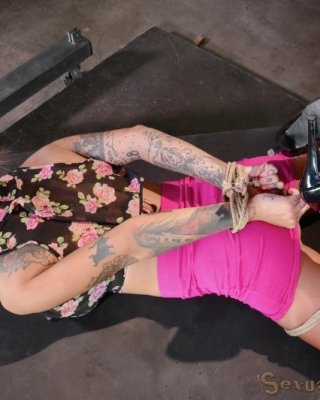 Bonnie rotten tattoo babe ist gefesselt in Seil und Gesicht gefickt
 #71969416