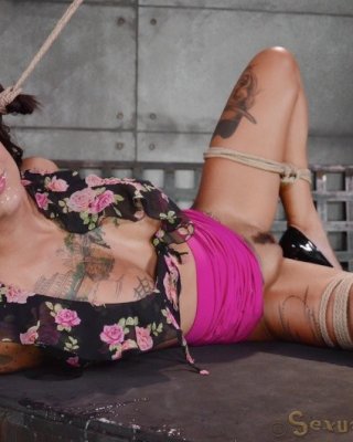 Bonnie rotten tattoo babe ist gefesselt in Seil und Gesicht gefickt
 #71969486