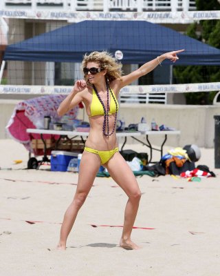 Annalynne mccord zeigt ihren fantastischen Körper im gelben Bikini
 #75353059