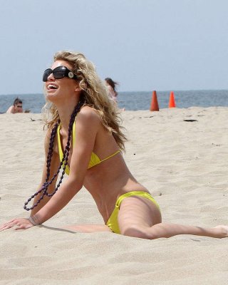 Annalynne mccord zeigt ihren fantastischen Körper im gelben Bikini
 #75353068