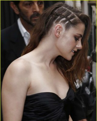 Kristen stewart ist eine wunderschöne Frau im Abendkleid auf dem roten Teppich
 #75225894