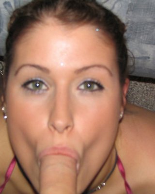 Dieses herrliche grünäugige Babe saugt an einem Fleischstock
 #75957458