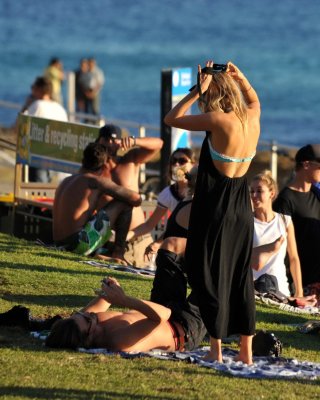 320px x 400px - Samara Weaving in bikini petting with her boyfriend on Bondy Beach in Australia  Porn Pictures, XXX Photos, Sex Images #3234911 - PICTOA