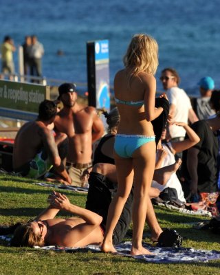 Samara Weaving in bikini petting with her boyfriend on Bondy Beach in Australia  Porn Pictures, XXX Photos, Sex Images #3234911 - PICTOA