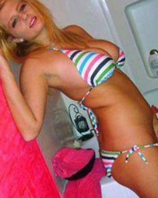 Bilder von einer vollbusigen Hottie in ihrem gestreiften Bikini
 #67244160