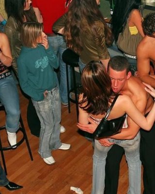 ワイルドなティーンズがステージでセックス
 #76880499
