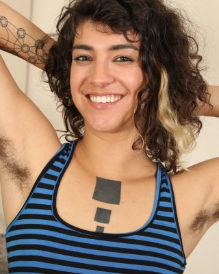 Exotische haarige Amateurin bianca Stein spreizt
 #68213290