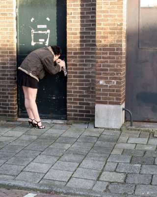 Dicke Brünette genießt einen anonymen Gloryhole-Vergnügungsschwanz
 #74321074