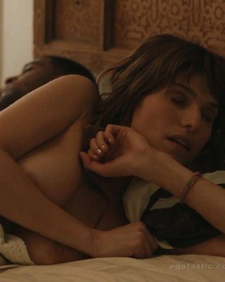 Lake bell zeigt ihre großen Titten und ihren tollen Körper im Bikini am Strand
 #75284907