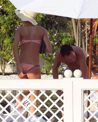 Gisele Bundchen Shows Hot Body On The Beach And An Ass