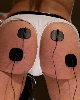 Sklavin wird gefesselt und Strap-on gefickt von zwei kinky lezdoms
 #71980053