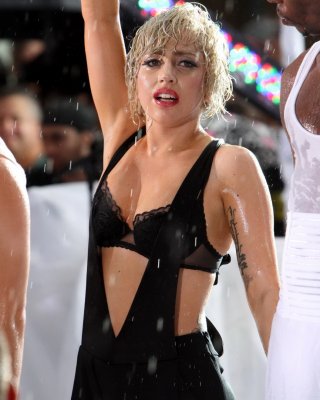 Lady Gaga in schwarzem BH zeigt nasses Dekolleté beim Auftritt in der 'Today Show
 #75341556