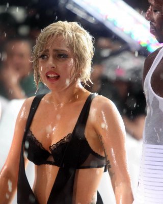 Lady Gaga in schwarzem BH zeigt nasses Dekolleté beim Auftritt in der 'Today Show
 #75341582