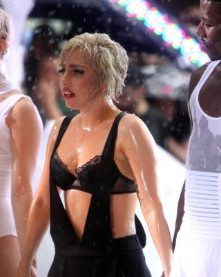 Lady Gaga in schwarzem BH zeigt nasses Dekolleté beim Auftritt in der 'Today Show
 #75341594