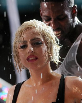 Lady Gaga in schwarzem BH zeigt nasses Dekolleté beim Auftritt in der 'Today Show
 #75341637