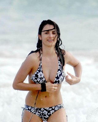 Penelope Cruz Showing Her Nice Big Tits On Beach