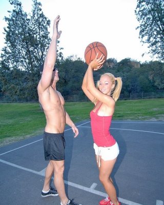 Freche Basketballspielerin schießt den Schwanz ihres Partners in ihren Schlitz
 #79415838